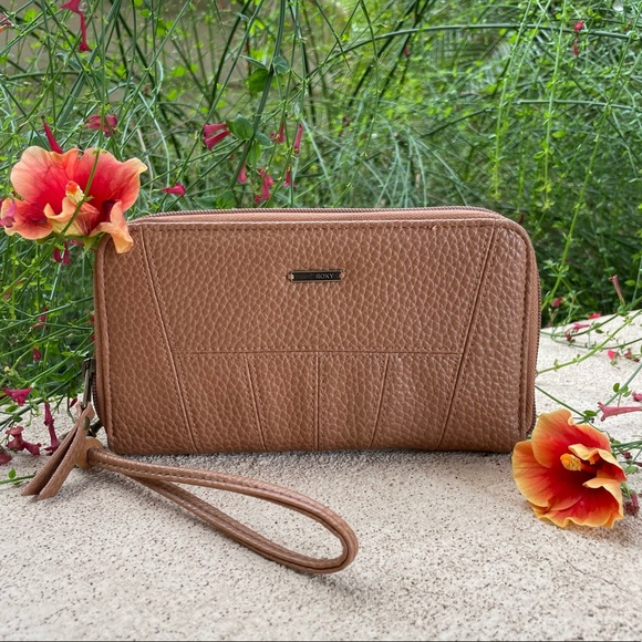 Roxy Handbags - ROXY 🌺 “LOVEFOOL” Zip Wallet/Wristlet